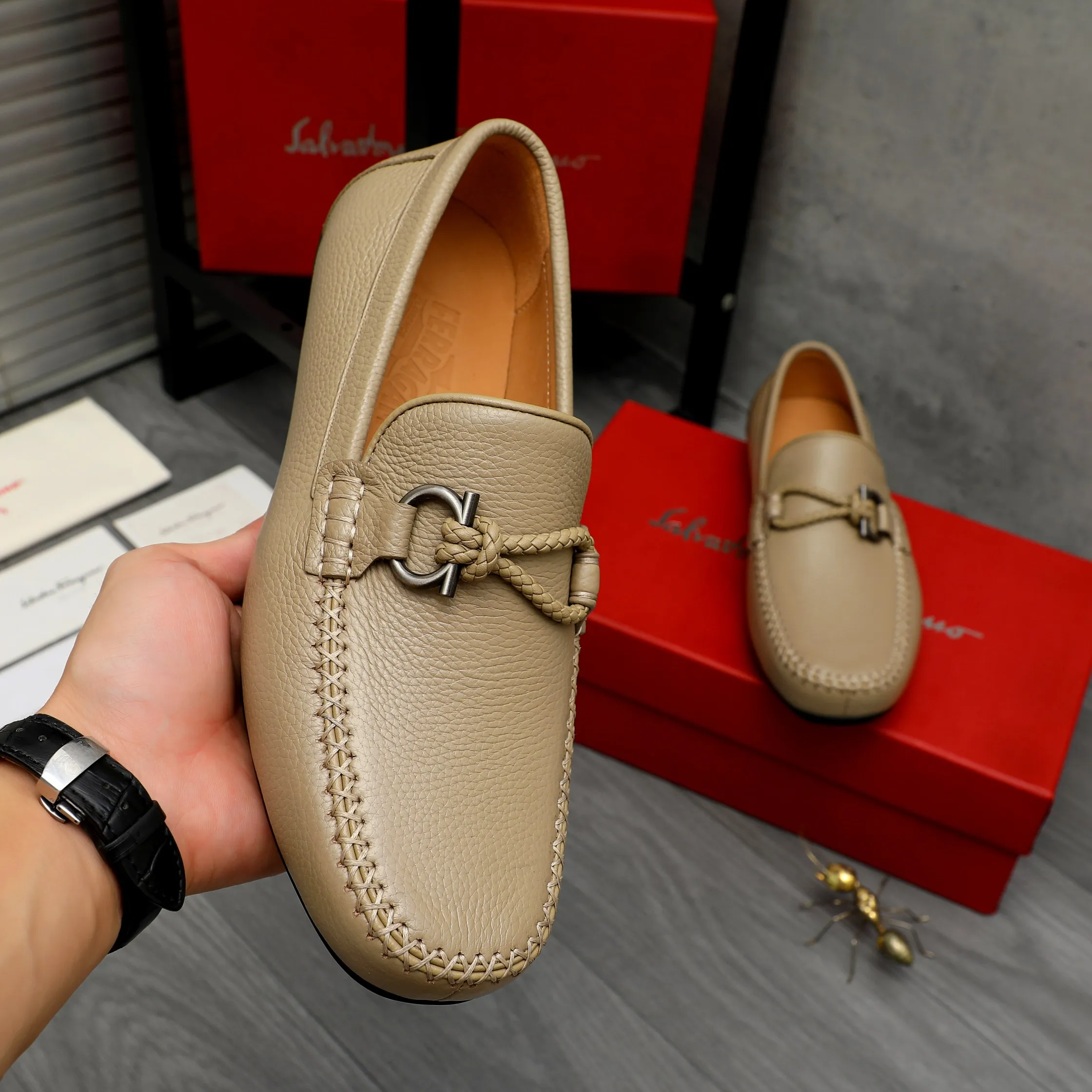 Men's shoes 💰480 Product trademark: Ferragamo "Ferragamo" casual slip-on shoes Regular size: 38-45 (45 is custom-made and non-returnable) Product materials: Selected pebbled cowhide upper, cowhide lining, rubber outsole